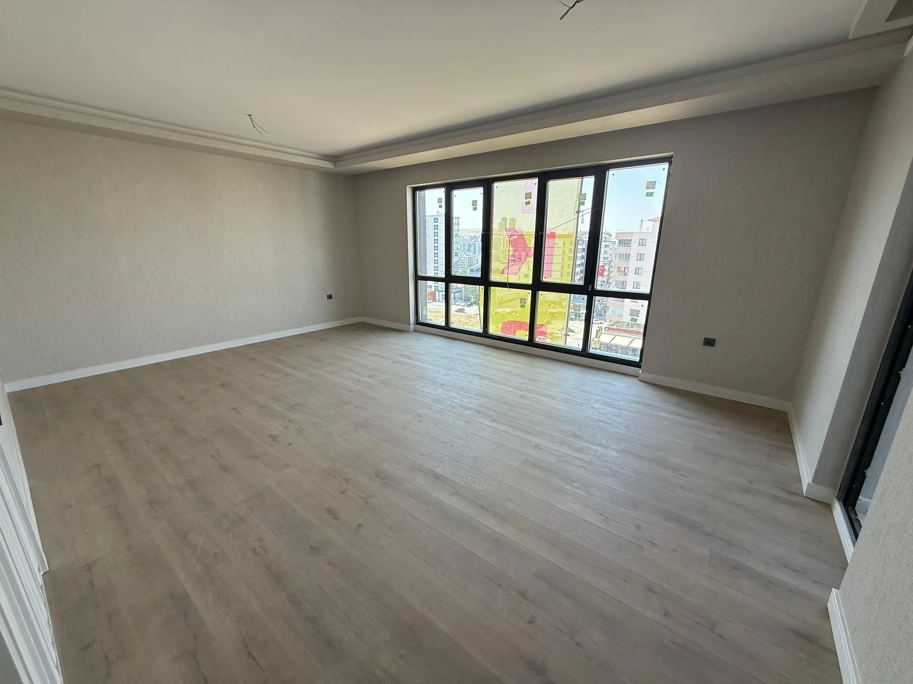 Laminat zeminli oda, gerçek fotoğraf