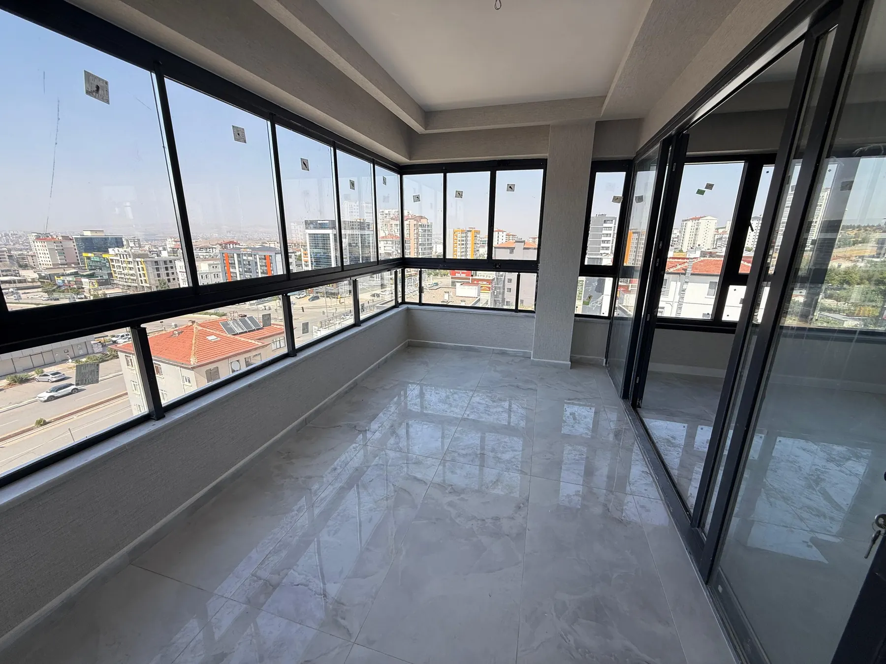 West Group İnşaat tarafından tamamlanan dairenin salonu, gerçek fotoğraf